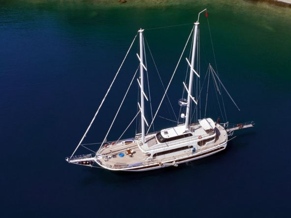 Kayhan 4, Fethiye çıkışlı 5 kabinli lüks gulet ile 10 kişilik özel mavi yolculuk deneyimi sunuyor.