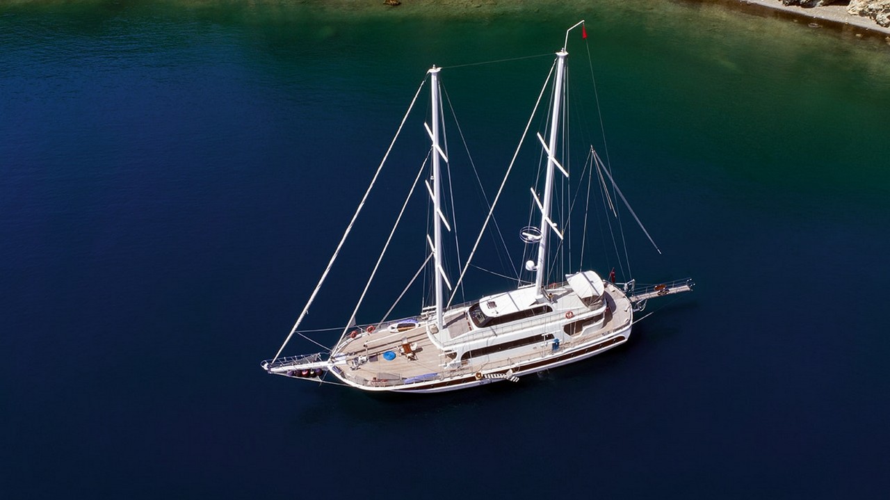 Kayhan 4, Fethiye çıkışlı 5 kabinli lüks gulet ile 10 kişilik özel mavi yolculuk deneyimi sunuyor.