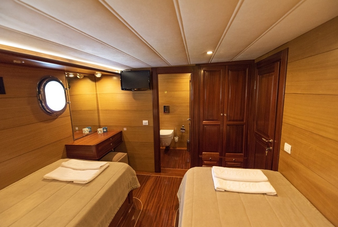 Kayhan 4, Fethiye çıkışlı 5 kabinli lüks gulet ile 10 kişilik özel mavi yolculuk deneyimi sunuyor.