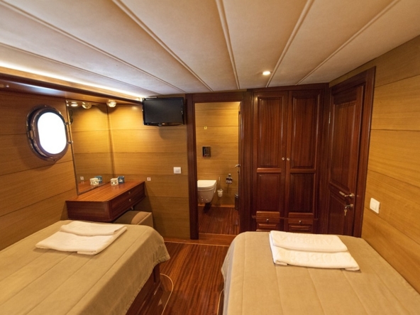 Kayhan 4, Fethiye çıkışlı 5 kabinli lüks gulet ile 10 kişilik özel mavi yolculuk deneyimi sunuyor.