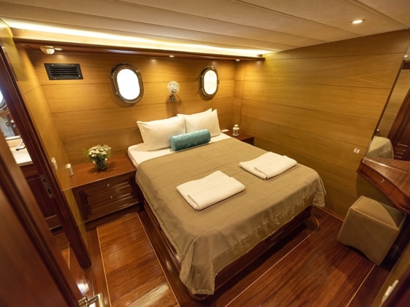 Kayhan 4, Fethiye çıkışlı 5 kabinli lüks gulet ile 10 kişilik özel mavi yolculuk deneyimi sunuyor.