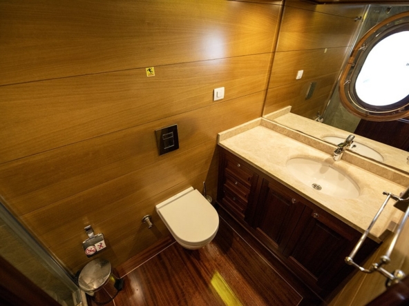 Kayhan 4, Fethiye çıkışlı 5 kabinli lüks gulet ile 10 kişilik özel mavi yolculuk deneyimi sunuyor.