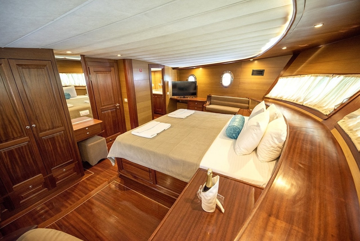 Kayhan 4, Fethiye çıkışlı 5 kabinli lüks gulet ile 10 kişilik özel mavi yolculuk deneyimi sunuyor.