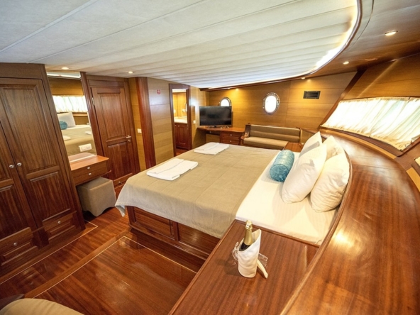 Kayhan 4, Fethiye çıkışlı 5 kabinli lüks gulet ile 10 kişilik özel mavi yolculuk deneyimi sunuyor.