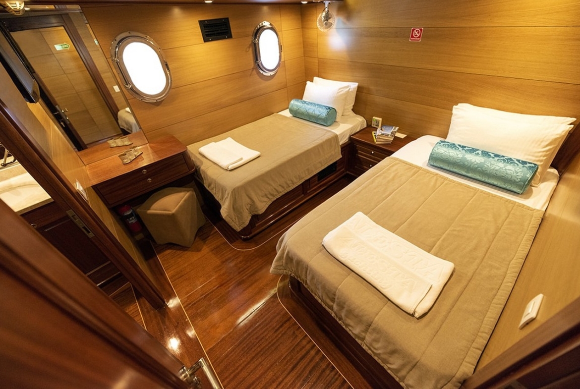 Kayhan 4, Fethiye çıkışlı 5 kabinli lüks gulet ile 10 kişilik özel mavi yolculuk deneyimi sunuyor.