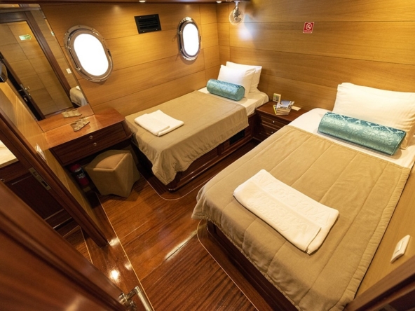 Kayhan 4, Fethiye çıkışlı 5 kabinli lüks gulet ile 10 kişilik özel mavi yolculuk deneyimi sunuyor.