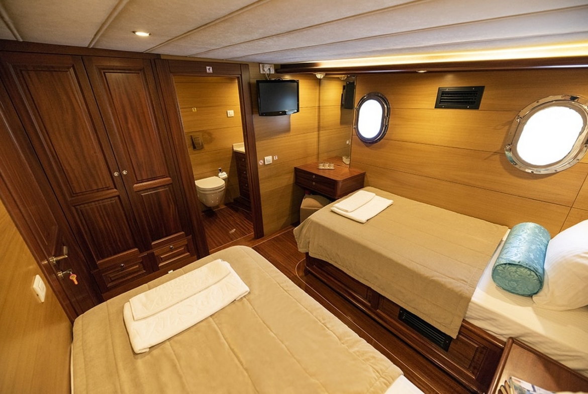 Kayhan 4, Fethiye çıkışlı 5 kabinli lüks gulet ile 10 kişilik özel mavi yolculuk deneyimi sunuyor.