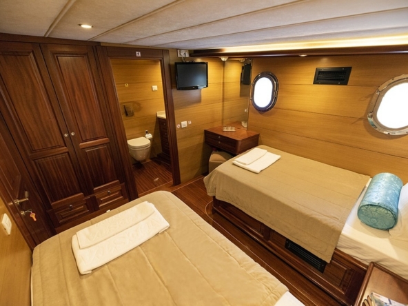 Kayhan 4, Fethiye çıkışlı 5 kabinli lüks gulet ile 10 kişilik özel mavi yolculuk deneyimi sunuyor.