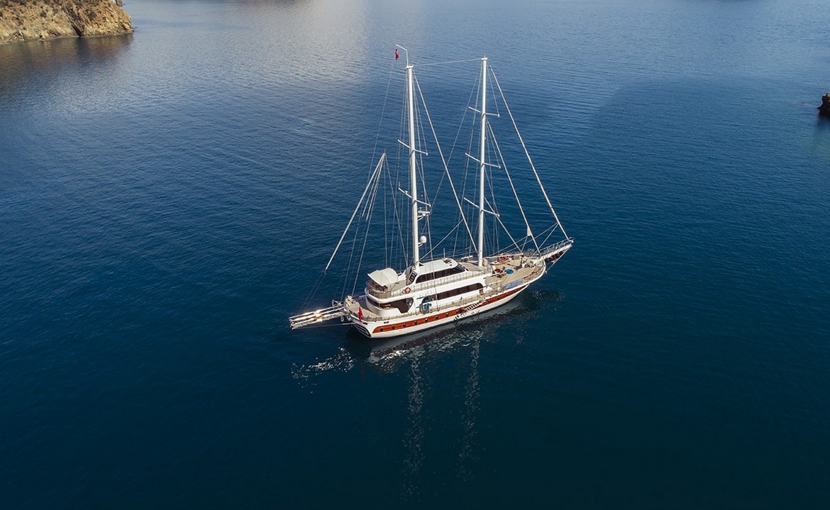 Kayhan 4, Fethiye çıkışlı 5 kabinli lüks gulet ile 10 kişilik özel mavi yolculuk deneyimi sunuyor.