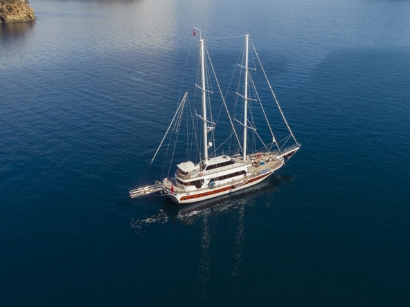 Kayhan 4, Fethiye çıkışlı 5 kabinli lüks gulet ile 10 kişilik özel mavi yolculuk deneyimi sunuyor.