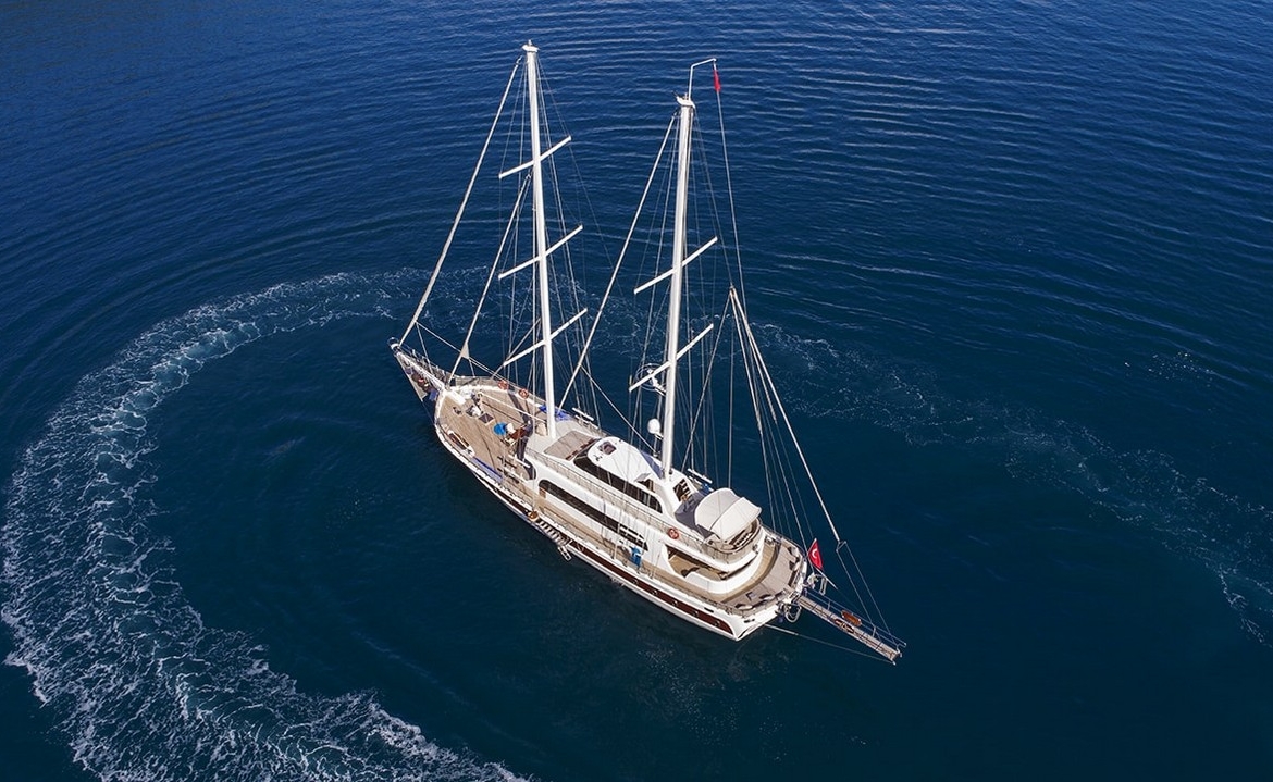 Kayhan 4, Fethiye çıkışlı 5 kabinli lüks gulet ile 10 kişilik özel mavi yolculuk deneyimi sunuyor.