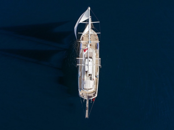 Kayhan 4, Fethiye çıkışlı 5 kabinli lüks gulet ile 10 kişilik özel mavi yolculuk deneyimi sunuyor.