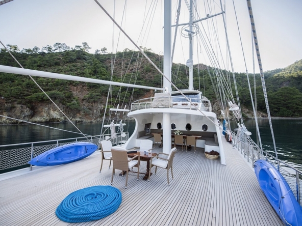 Kayhan 4, Fethiye çıkışlı 5 kabinli lüks gulet ile 10 kişilik özel mavi yolculuk deneyimi sunuyor.