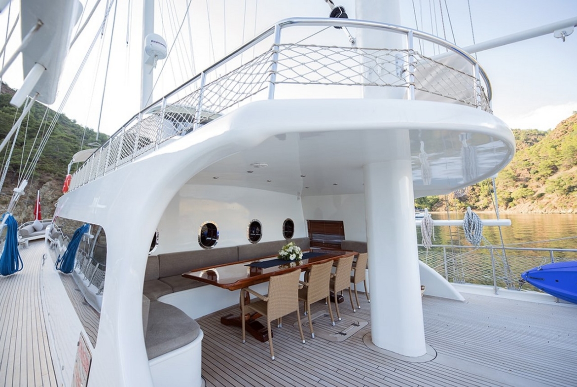 Kayhan 4, Fethiye çıkışlı 5 kabinli lüks gulet ile 10 kişilik özel mavi yolculuk deneyimi sunuyor.