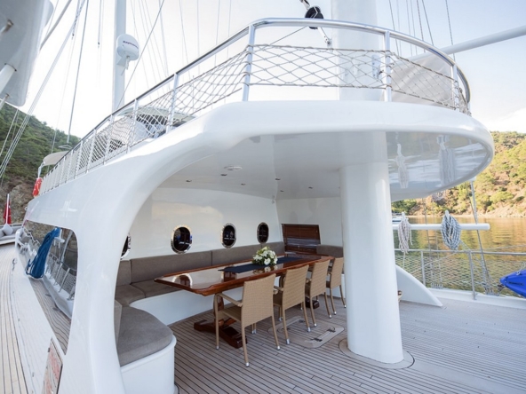 Kayhan 4, Fethiye çıkışlı 5 kabinli lüks gulet ile 10 kişilik özel mavi yolculuk deneyimi sunuyor.