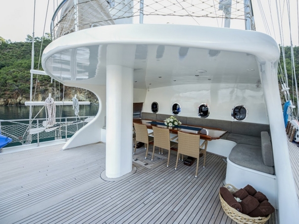 Kayhan 4, Fethiye çıkışlı 5 kabinli lüks gulet ile 10 kişilik özel mavi yolculuk deneyimi sunuyor.