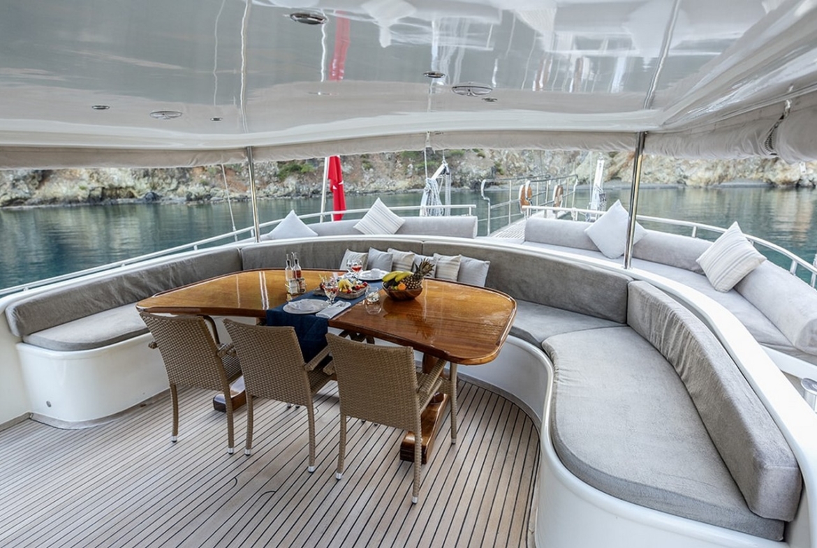 Kayhan 4, Fethiye çıkışlı 5 kabinli lüks gulet ile 10 kişilik özel mavi yolculuk deneyimi sunuyor.