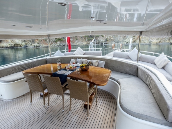 Kayhan 4, Fethiye çıkışlı 5 kabinli lüks gulet ile 10 kişilik özel mavi yolculuk deneyimi sunuyor.