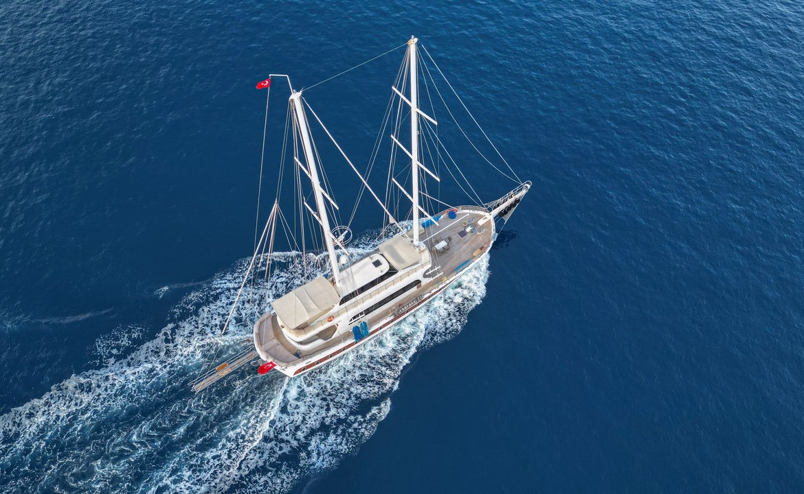 Kayhan 4, Fethiye çıkışlı 5 kabinli lüks gulet ile 10 kişilik özel mavi yolculuk deneyimi sunuyor.