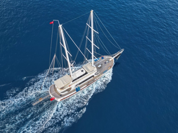 Kayhan 4, Fethiye çıkışlı 5 kabinli lüks gulet ile 10 kişilik özel mavi yolculuk deneyimi sunuyor.