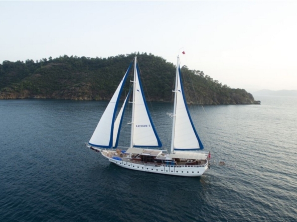 Kayhan 5 Gulet ile Ege ve Akdeniz’in en güzel koylarını keşfedin. 12 kişilik kapasite, konforlu kabinler ve özel mavi yolculuk deneyimi.