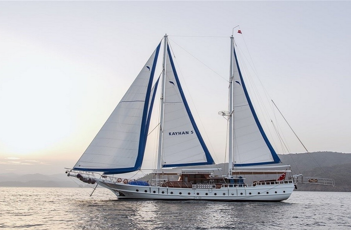 Kayhan 5 Gulet ile Ege ve Akdeniz’in en güzel koylarını keşfedin. 12 kişilik kapasite, konforlu kabinler ve özel mavi yolculuk deneyimi.