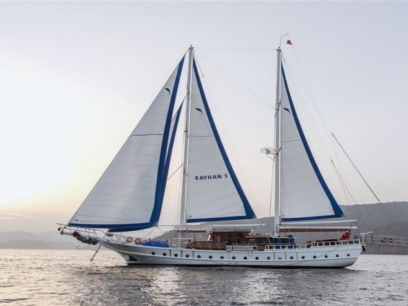 Kayhan 5 Gulet ile Ege ve Akdeniz’in en güzel koylarını keşfedin. 12 kişilik kapasite, konforlu kabinler ve özel mavi yolculuk deneyimi.
