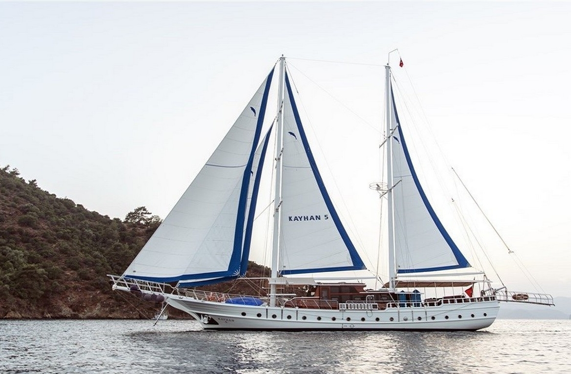 Kayhan 5 Gulet ile Ege ve Akdeniz’in en güzel koylarını keşfedin. 12 kişilik kapasite, konforlu kabinler ve özel mavi yolculuk deneyimi.