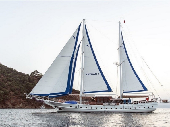 Kayhan 5 Gulet ile Ege ve Akdeniz’in en güzel koylarını keşfedin. 12 kişilik kapasite, konforlu kabinler ve özel mavi yolculuk deneyimi.