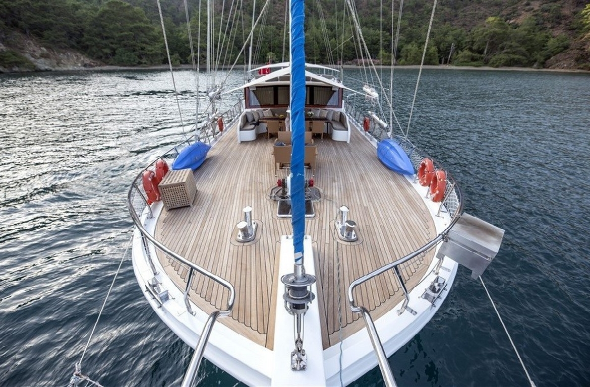 Kayhan 5 Gulet ile Ege ve Akdeniz’in en güzel koylarını keşfedin. 12 kişilik kapasite, konforlu kabinler ve özel mavi yolculuk deneyimi.