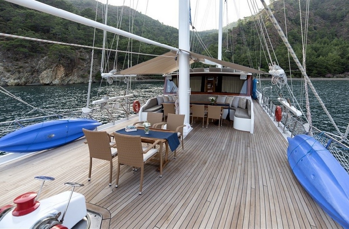 Kayhan 5 Gulet ile Ege ve Akdeniz’in en güzel koylarını keşfedin. 12 kişilik kapasite, konforlu kabinler ve özel mavi yolculuk deneyimi.