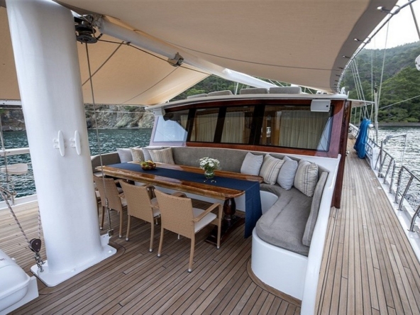 Kayhan 5 Gulet ile Ege ve Akdeniz’in en güzel koylarını keşfedin. 12 kişilik kapasite, konforlu kabinler ve özel mavi yolculuk deneyimi.