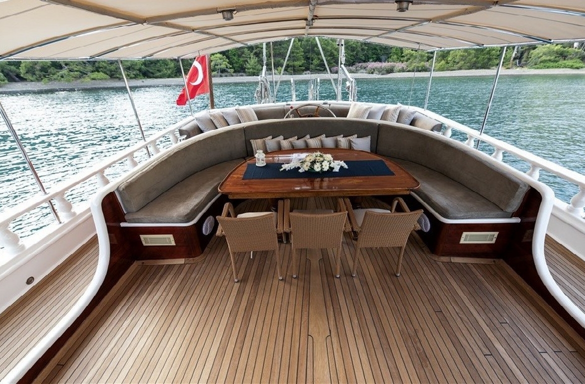 Kayhan 5 Gulet ile Ege ve Akdeniz’in en güzel koylarını keşfedin. 12 kişilik kapasite, konforlu kabinler ve özel mavi yolculuk deneyimi.