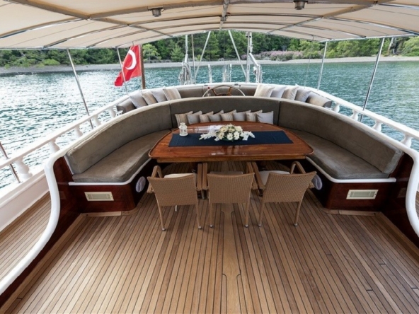 Kayhan 5 Gulet ile Ege ve Akdeniz’in en güzel koylarını keşfedin. 12 kişilik kapasite, konforlu kabinler ve özel mavi yolculuk deneyimi.