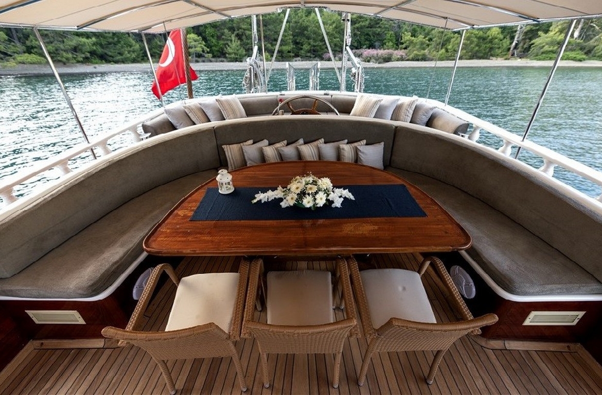 Kayhan 5 Gulet ile Ege ve Akdeniz’in en güzel koylarını keşfedin. 12 kişilik kapasite, konforlu kabinler ve özel mavi yolculuk deneyimi.