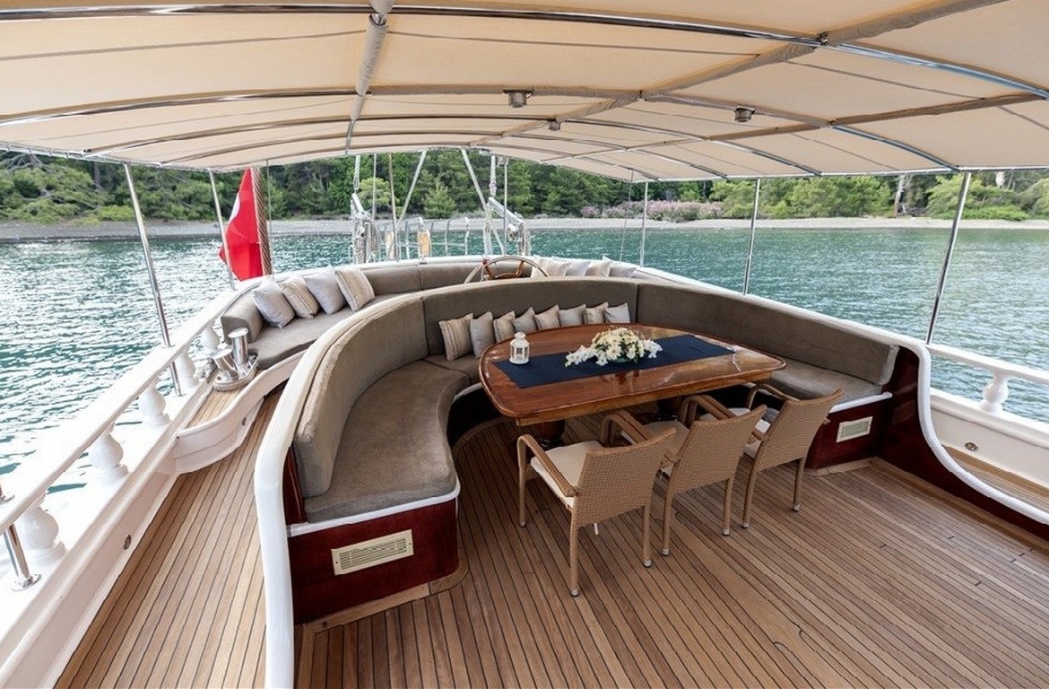 Kayhan 5 Gulet ile Ege ve Akdeniz’in en güzel koylarını keşfedin. 12 kişilik kapasite, konforlu kabinler ve özel mavi yolculuk deneyimi.