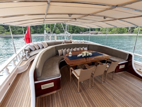 Kayhan 5 Gulet ile Ege ve Akdeniz’in en güzel koylarını keşfedin. 12 kişilik kapasite, konforlu kabinler ve özel mavi yolculuk deneyimi.