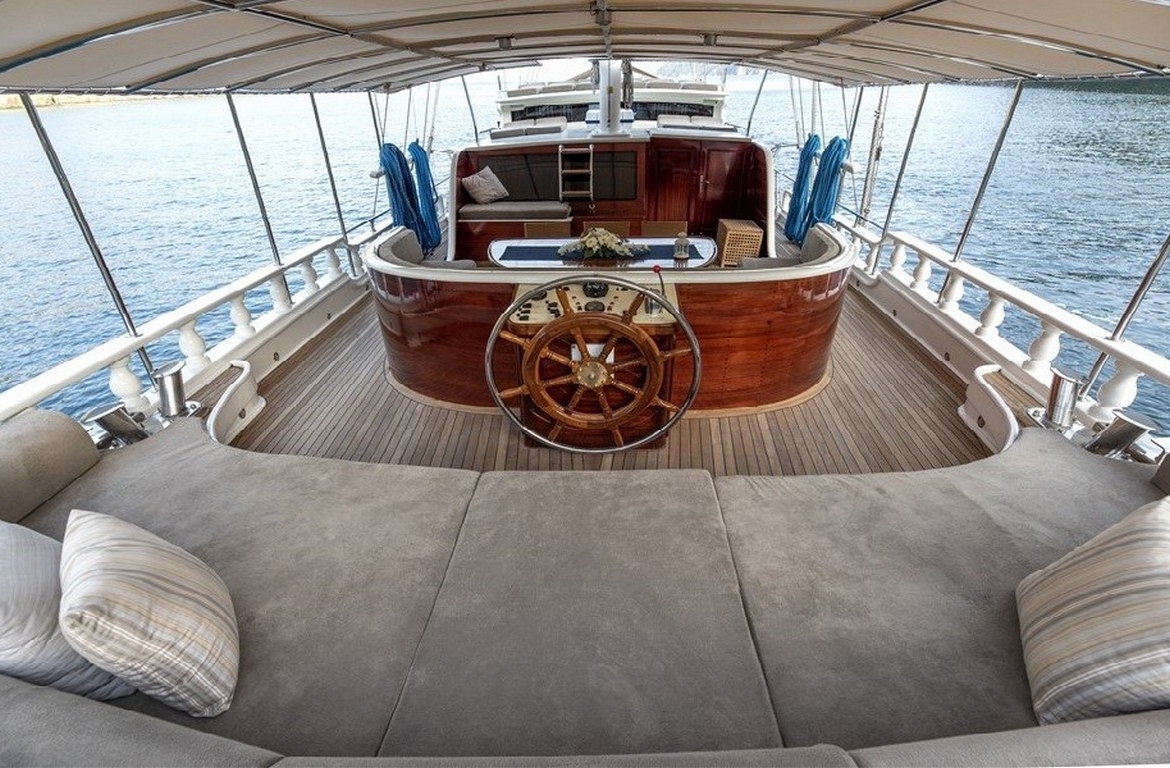 Kayhan 5 Gulet ile Ege ve Akdeniz’in en güzel koylarını keşfedin. 12 kişilik kapasite, konforlu kabinler ve özel mavi yolculuk deneyimi.