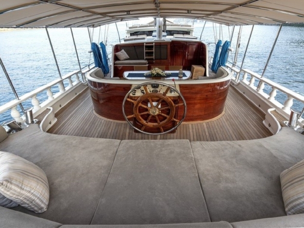 Kayhan 5 Gulet ile Ege ve Akdeniz’in en güzel koylarını keşfedin. 12 kişilik kapasite, konforlu kabinler ve özel mavi yolculuk deneyimi.