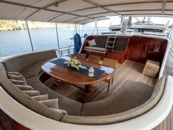 Kayhan 5 Gulet ile Ege ve Akdeniz’in en güzel koylarını keşfedin. 12 kişilik kapasite, konforlu kabinler ve özel mavi yolculuk deneyimi.