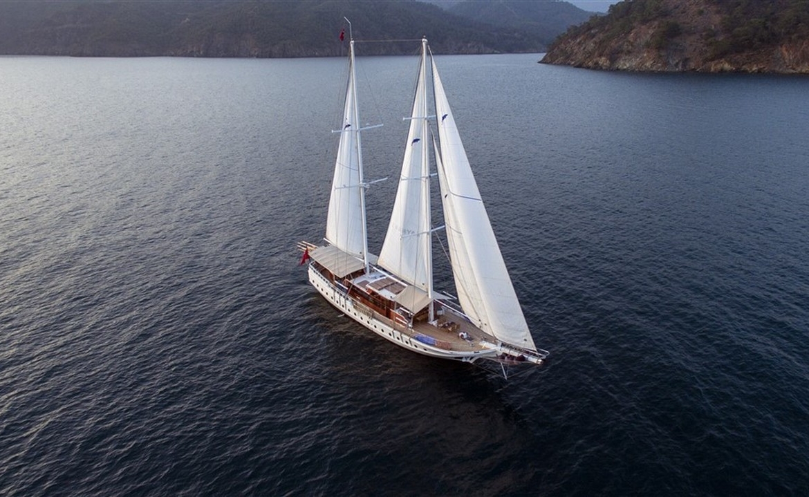 Kayhan 5 Gulet ile Ege ve Akdeniz’in en güzel koylarını keşfedin. 12 kişilik kapasite, konforlu kabinler ve özel mavi yolculuk deneyimi.