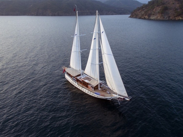 Kayhan 5 Gulet ile Ege ve Akdeniz’in en güzel koylarını keşfedin. 12 kişilik kapasite, konforlu kabinler ve özel mavi yolculuk deneyimi.