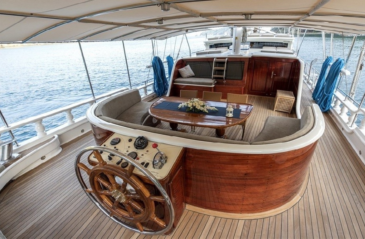 Kayhan 5 Gulet ile Ege ve Akdeniz’in en güzel koylarını keşfedin. 12 kişilik kapasite, konforlu kabinler ve özel mavi yolculuk deneyimi.