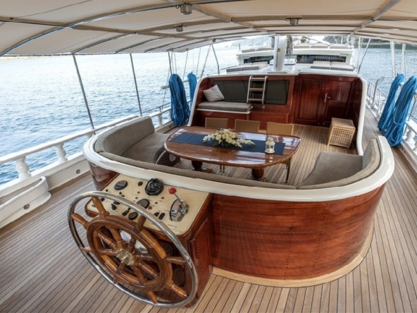 Kayhan 5 Gulet ile Ege ve Akdeniz’in en güzel koylarını keşfedin. 12 kişilik kapasite, konforlu kabinler ve özel mavi yolculuk deneyimi.