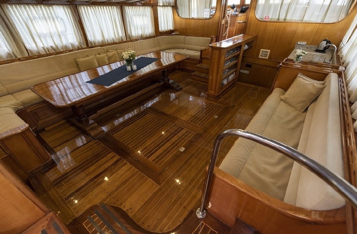 Kayhan 5 Gulet ile Ege ve Akdeniz’in en güzel koylarını keşfedin. 12 kişilik kapasite, konforlu kabinler ve özel mavi yolculuk deneyimi.