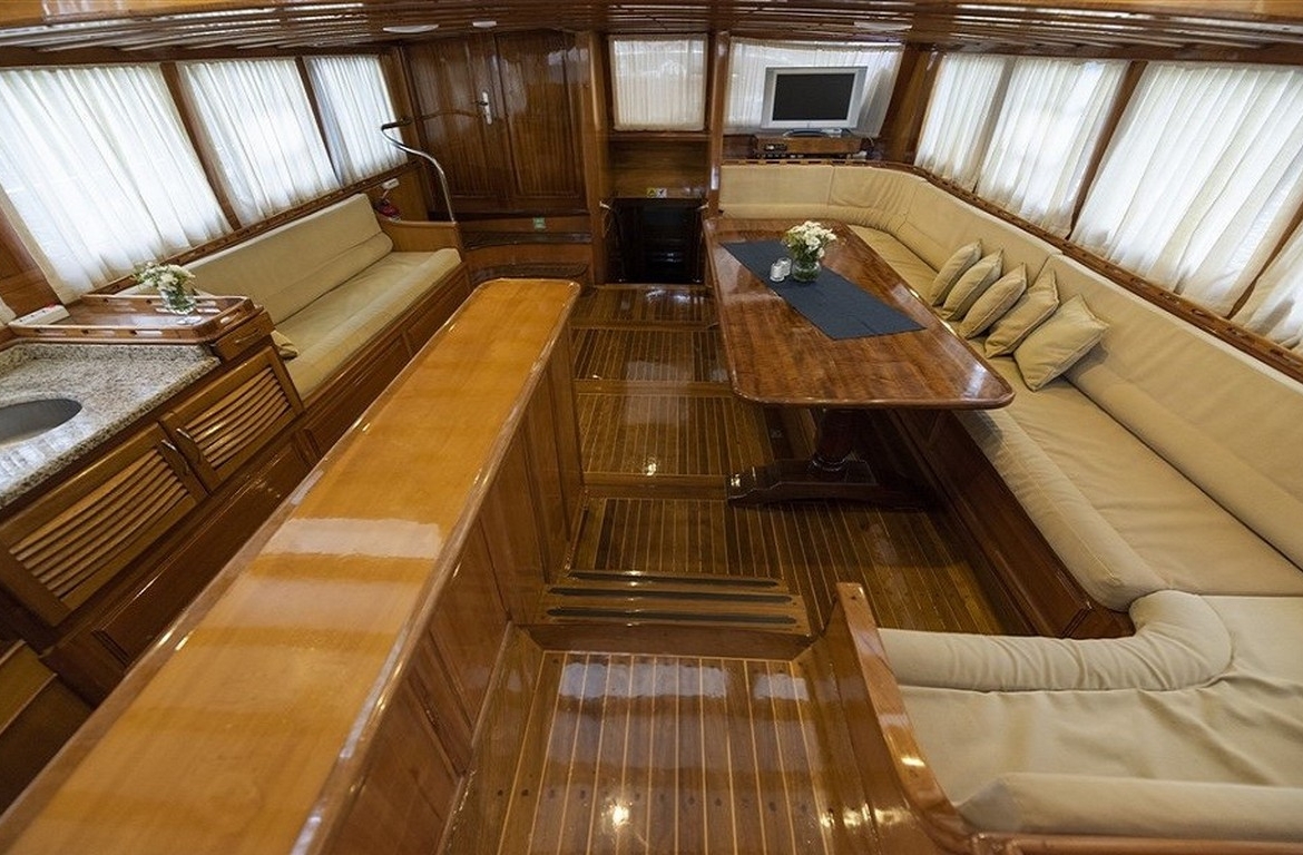 Kayhan 5 Gulet ile Ege ve Akdeniz’in en güzel koylarını keşfedin. 12 kişilik kapasite, konforlu kabinler ve özel mavi yolculuk deneyimi.