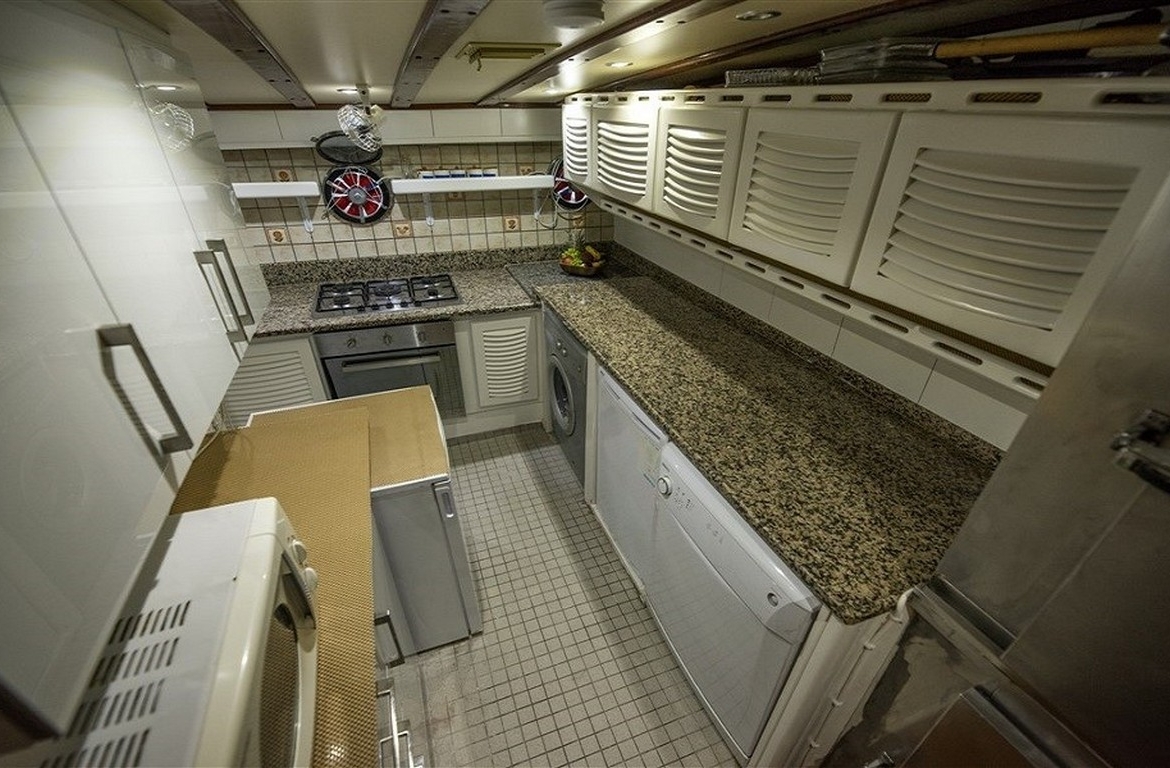 Kayhan 5 Gulet ile Ege ve Akdeniz’in en güzel koylarını keşfedin. 12 kişilik kapasite, konforlu kabinler ve özel mavi yolculuk deneyimi.