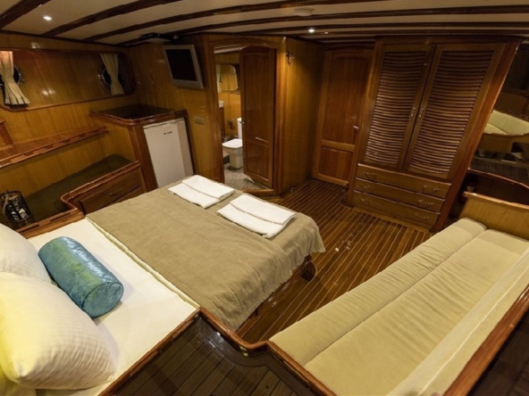 Kayhan 5 Gulet ile Ege ve Akdeniz’in en güzel koylarını keşfedin. 12 kişilik kapasite, konforlu kabinler ve özel mavi yolculuk deneyimi.