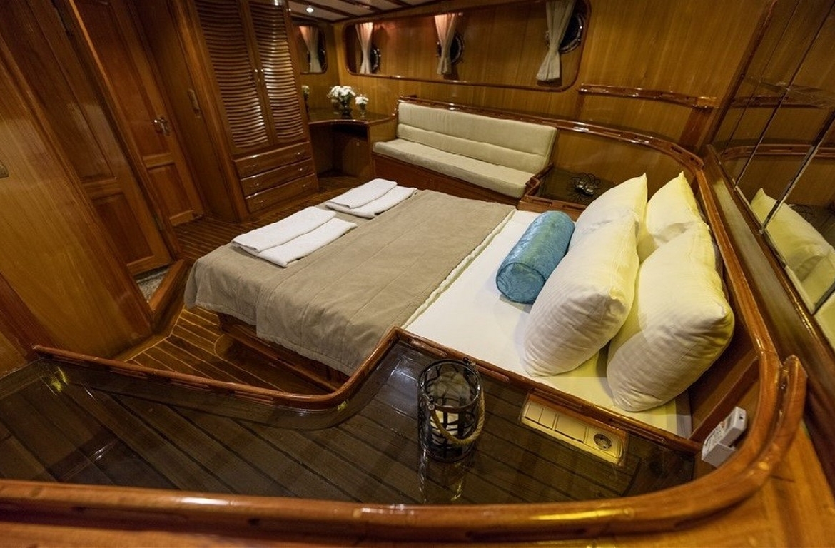 Kayhan 5 Gulet ile Ege ve Akdeniz’in en güzel koylarını keşfedin. 12 kişilik kapasite, konforlu kabinler ve özel mavi yolculuk deneyimi.