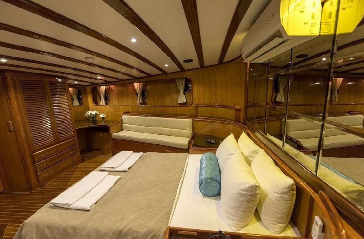 Kayhan 5 Gulet ile Ege ve Akdeniz’in en güzel koylarını keşfedin. 12 kişilik kapasite, konforlu kabinler ve özel mavi yolculuk deneyimi.